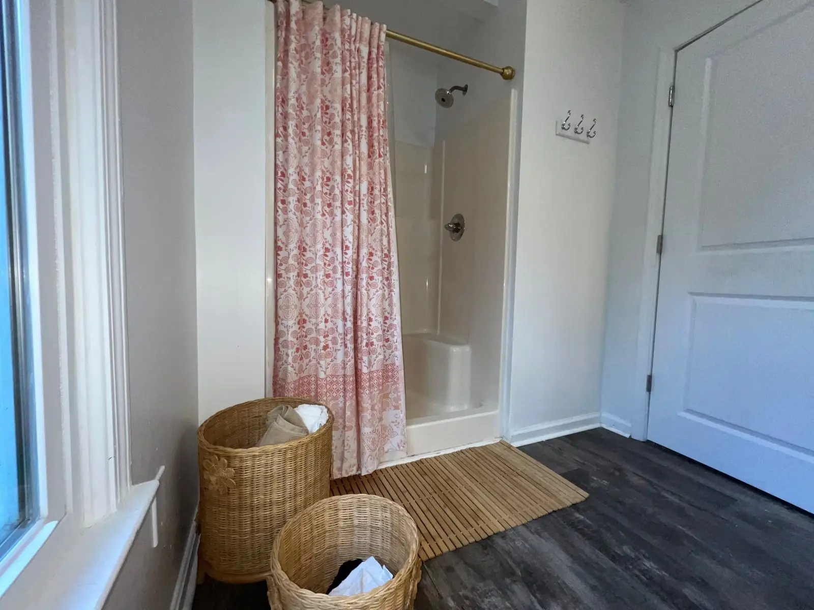 Shower, curtain and floor cleaned with fresh towels folded in baskets for check-in in Carrollton, GA