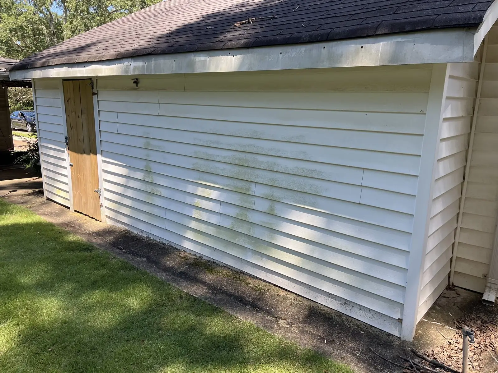 Detached garage with algae staining before washing in Carrollton, GA