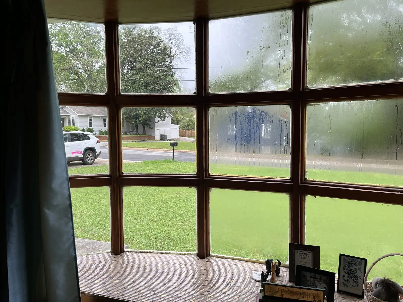 Bay windows cleaned inside a home in Peachtree City, GA